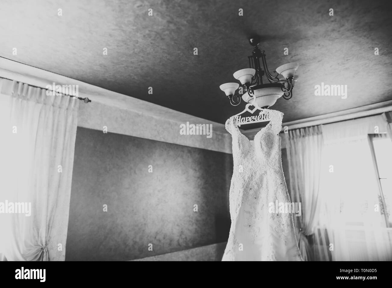 Die perfekte Hochzeit Kleid im Zimmer der Braut. Stockfoto