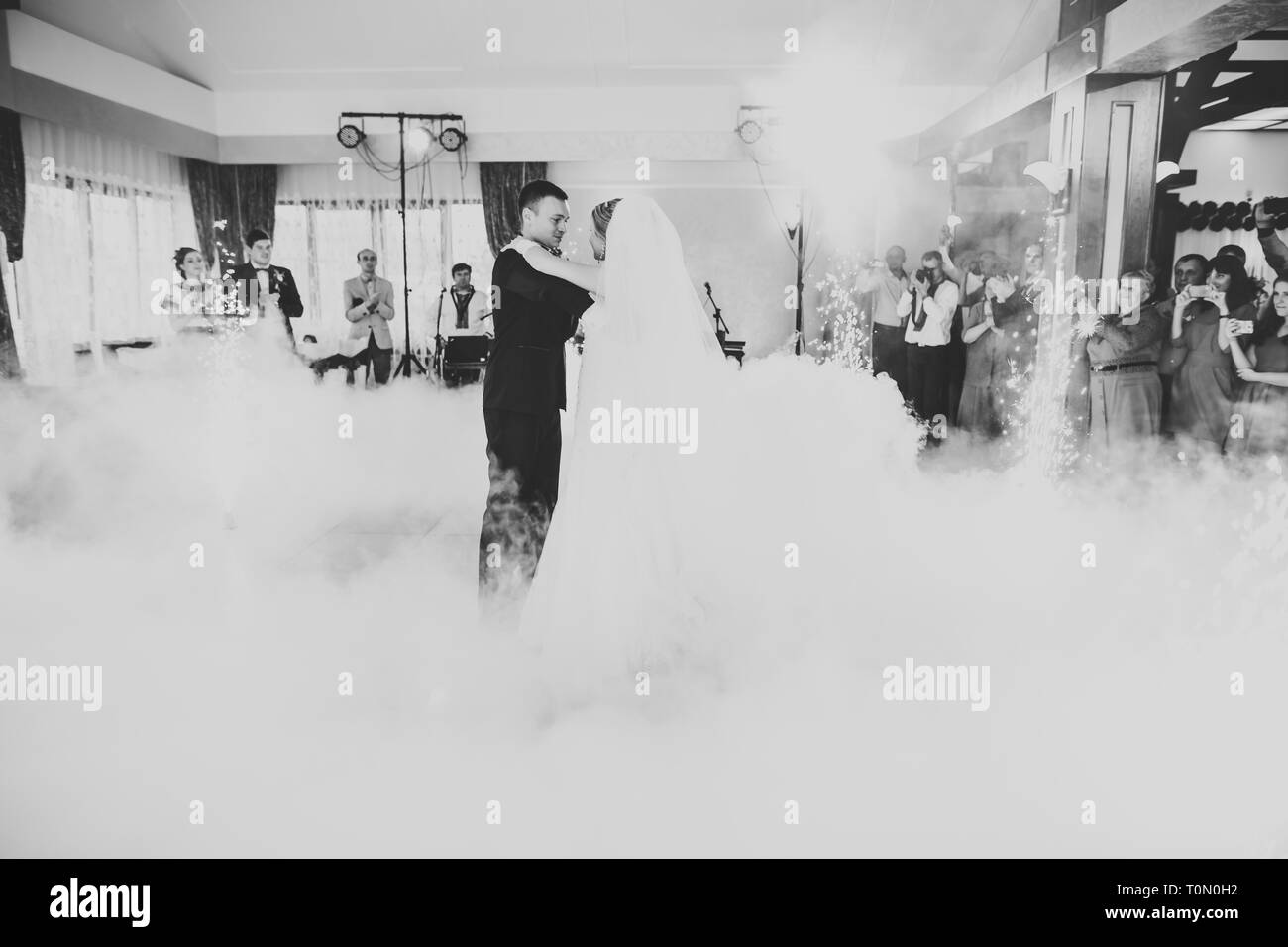 Erste Hochzeit Tanz der jungvermählte Paar im Restaurant. Stockfoto