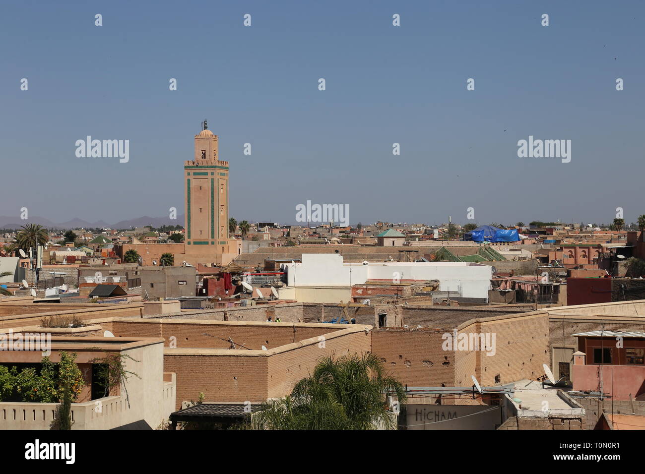 Ben Youssef Moschee und Marrakesch Skyline vom Secret Garden Tower, Rue De Mouassine, Medina, Marrakesch, Marrakesh-Safi region, Marokko, Nordafrika Stockfoto