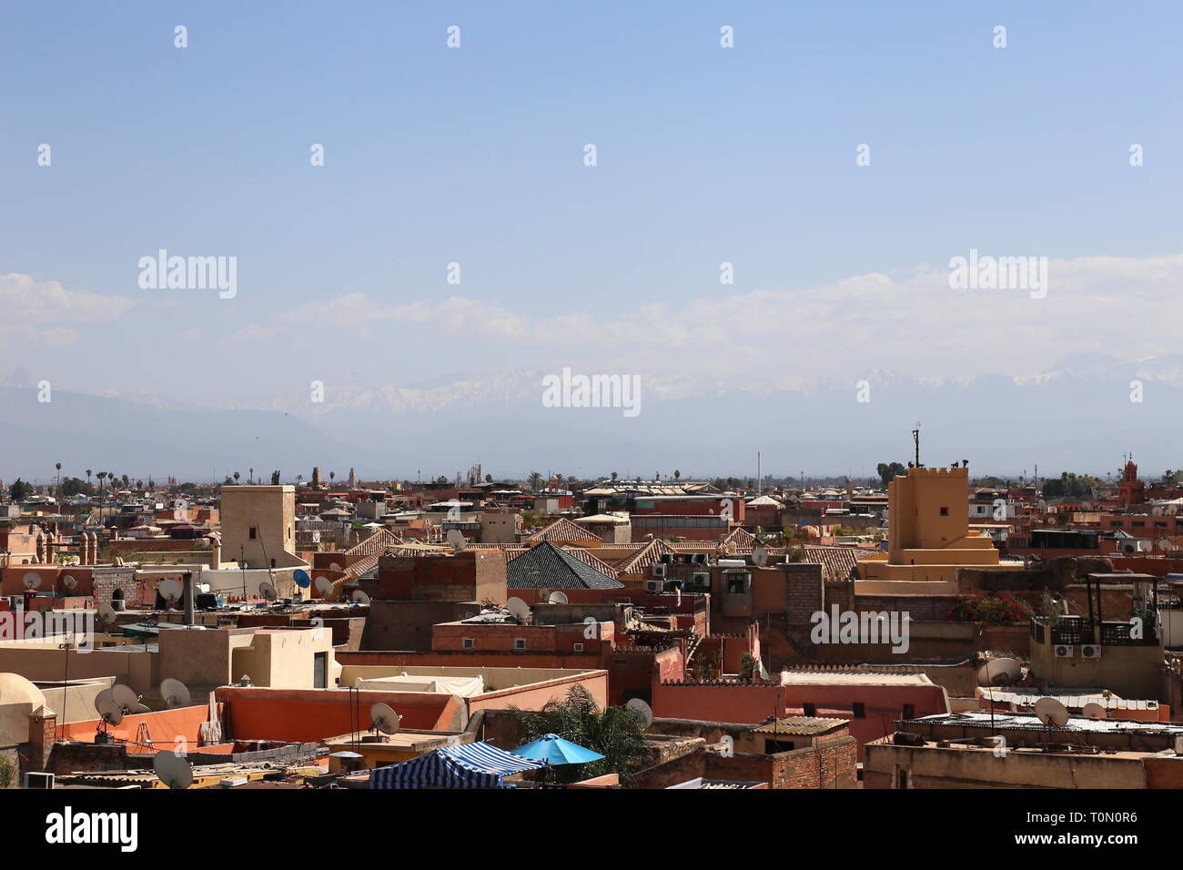 Marrakesch Skyline Blick nach Süden vom Secret Garden Tower, Rue De Mouassine, Medina, Marrakesch, Marrakesh-Safi region, Marokko, Nordafrika Stockfoto