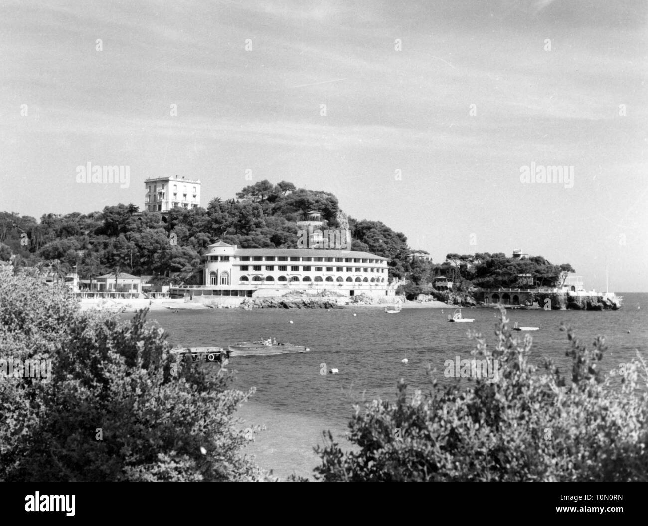 Geographie/reisen, Frankreich, Roquebrune-Cap-Martin, Strand mit Hotel Monte Carlo Beach, Aussicht, 1961, Additional-Rights - Clearance-Info - Not-Available Stockfoto