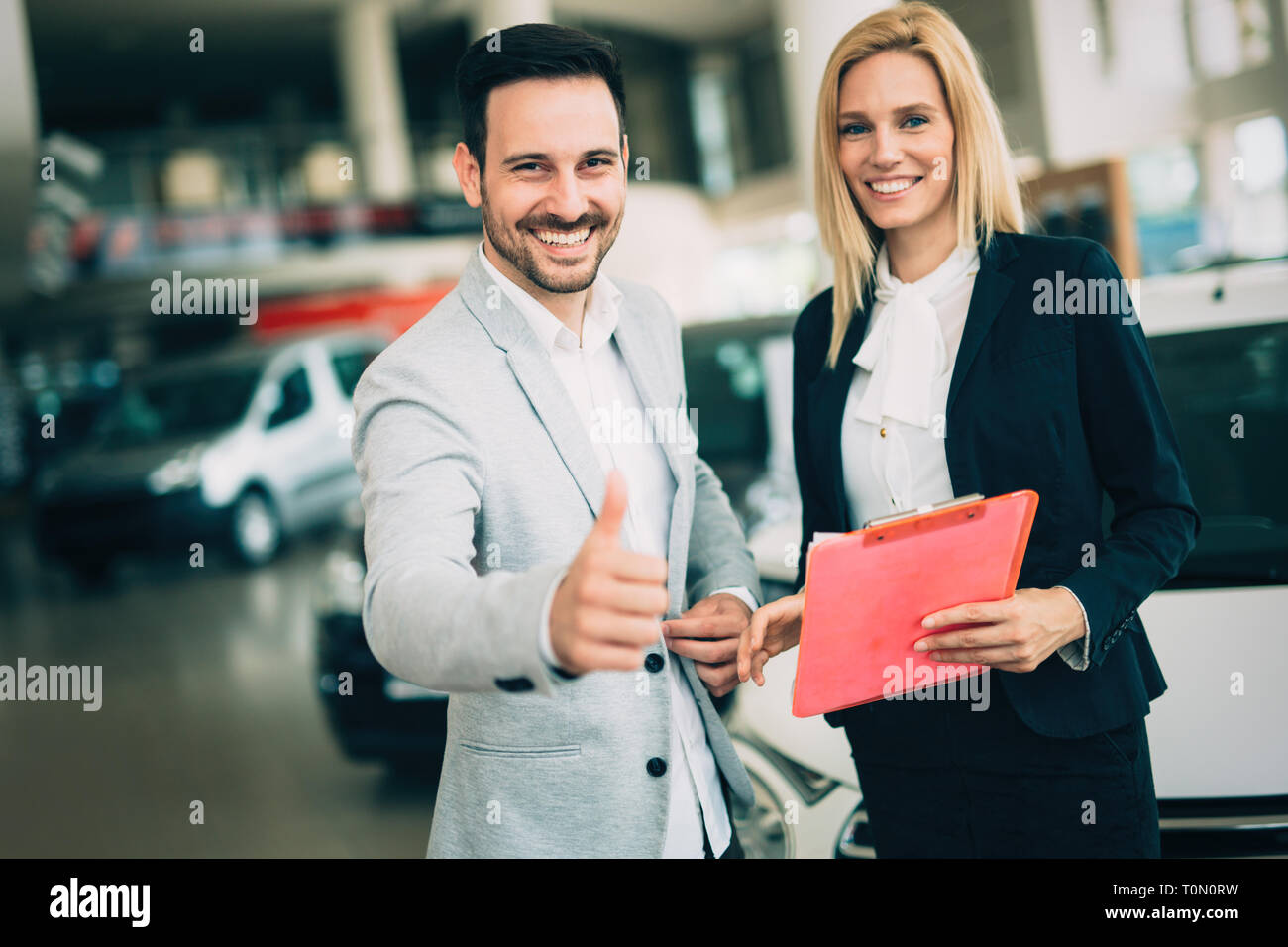 Auto, Auto Verkauf, Konsumismus und Personen Konzept Stockfoto