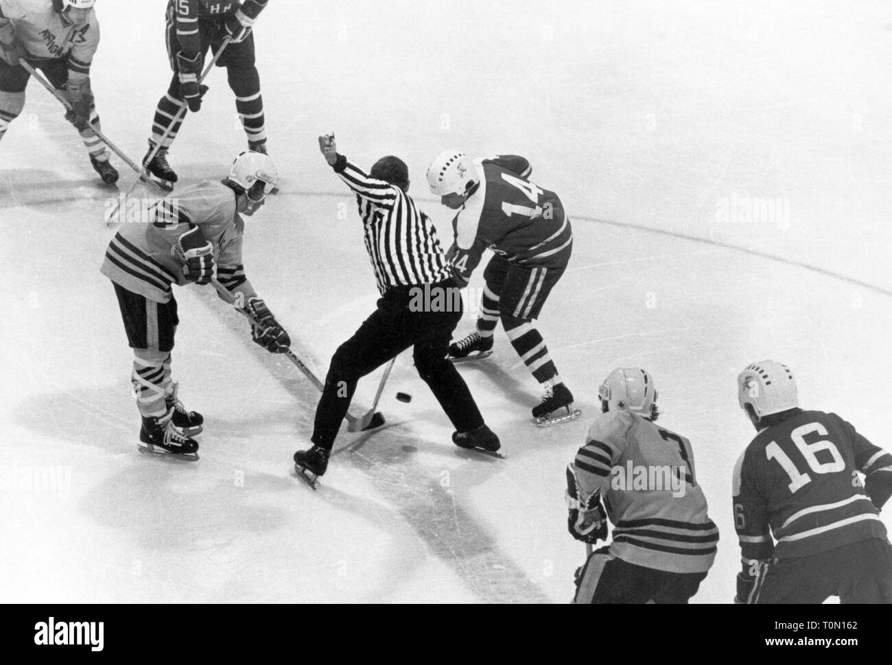 World, Deutsch, Sport, Wintersport, Eishockey, Spiel, faceoff im Bereich center, Nordamerika, 1970er Jahre, Additional-Rights - Clearance-Info - Not-Available Stockfoto