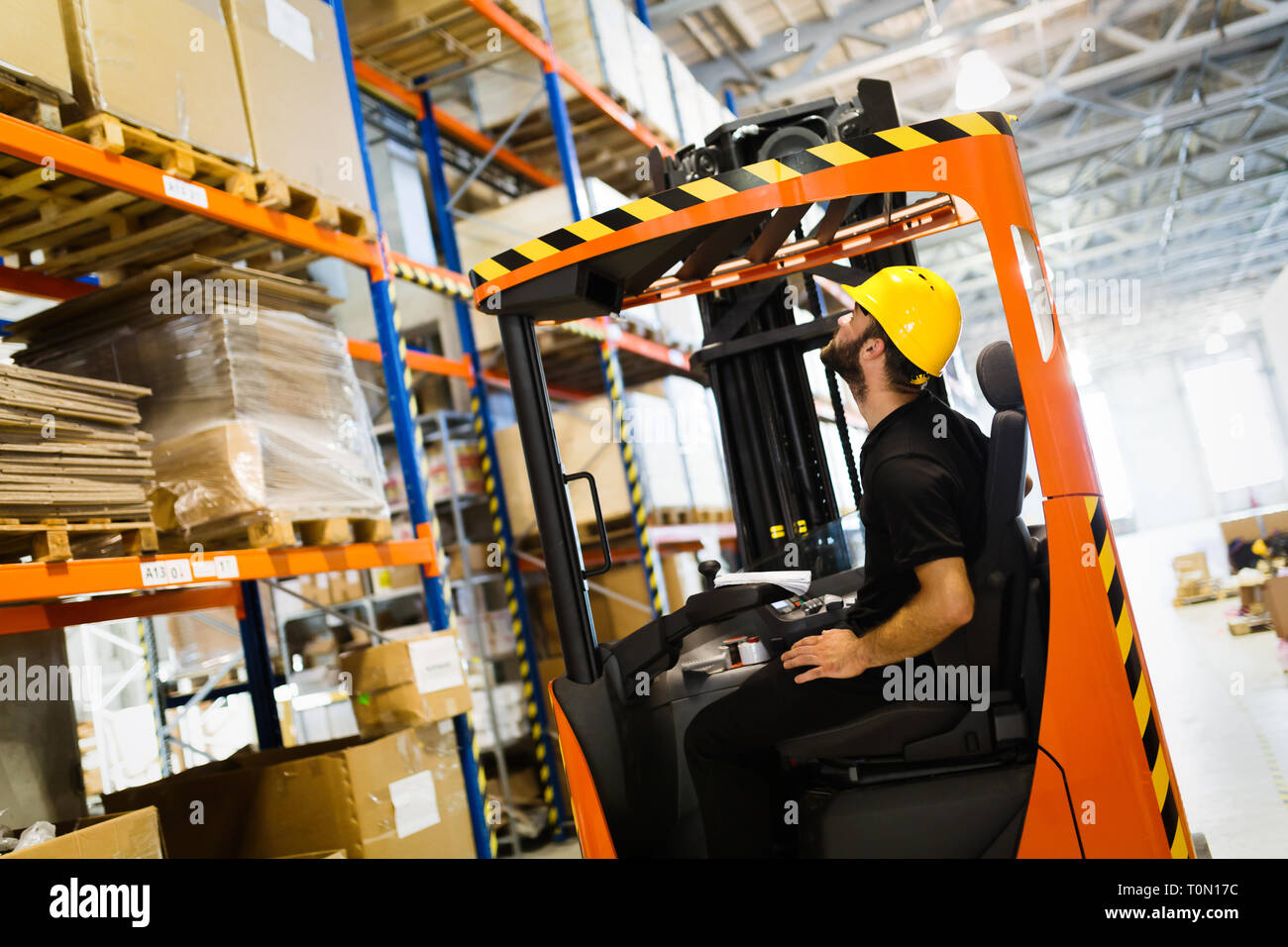 Lagerarbeiter, Logistik arbeiten mit einem Gabelstapler Lader Stockfoto