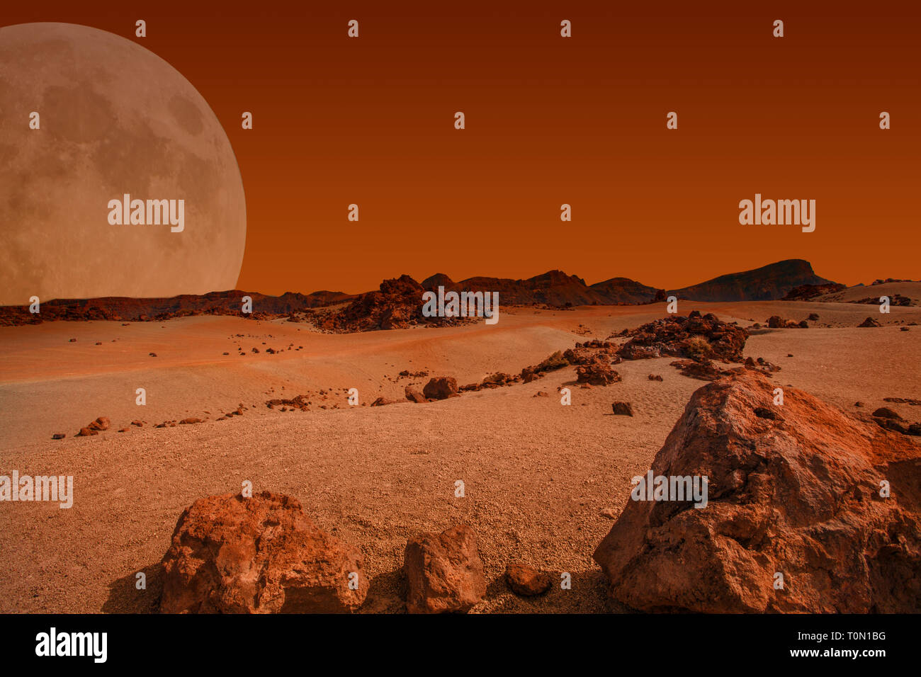 Red Planet mit dürren Landschaft, felsige Hügel und Berge, und eine riesige Mars - wie Mond am Horizont, für die Erforschung des Weltraums und Science Fiction backgr Stockfoto