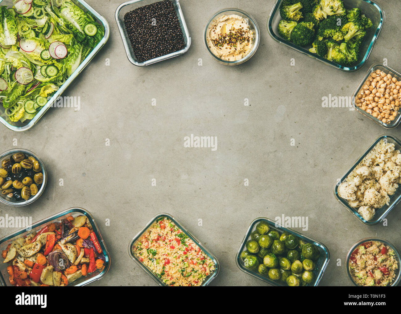 Verschiedene gesunde vegane oder vegetarische Gerichte und Zutaten, kopieren Raum Stockfoto