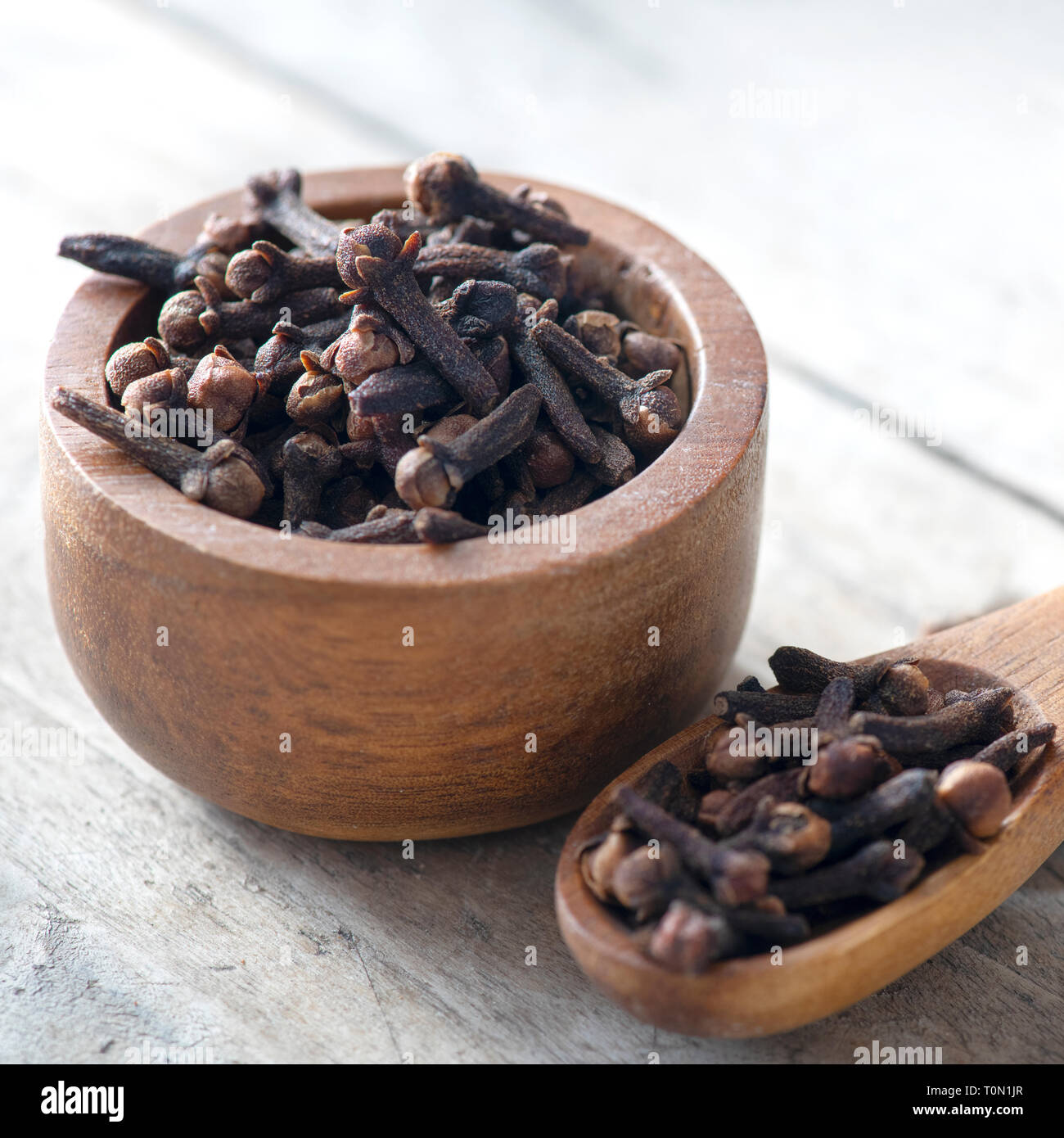 Schüssel voller Nelke Gewürze unscharfen Hintergrund zu Anzeige Kopie Raum Stockfoto