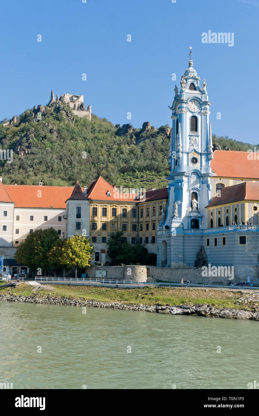 Durnstein Kirche und Kloster an den Ufern der Donau Österreich mit Burgruine Kuenringer wo Richard Löwenherz gefangen gehalten wurde. Stockfoto
