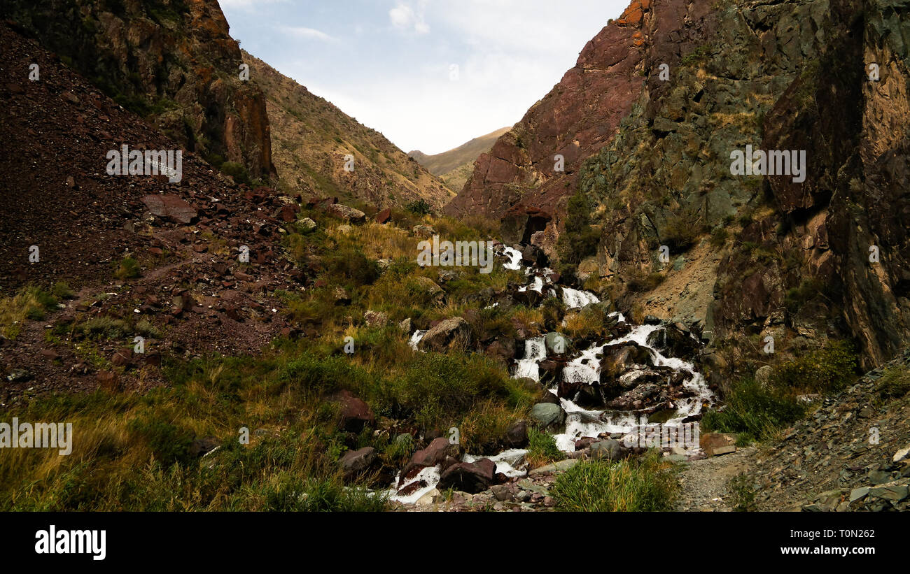 Kleiner Wasserfall zu Too-Ashuu Pass und Kara Balta Fluss und das Tal an Chuy Region Kirgisistan Stockfoto