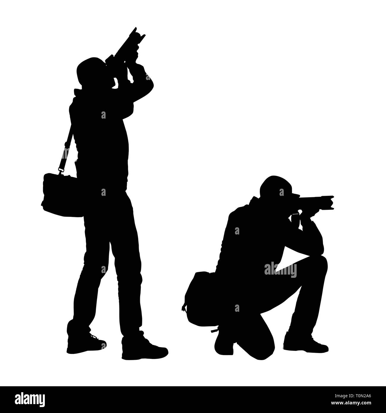 Realistische Abbildung der Silhouetten eines ständigen und knienden Mann Fotograf mit Kamera und Tasche. Isolierte Vektor auf weißem Hintergrund Stock Vektor