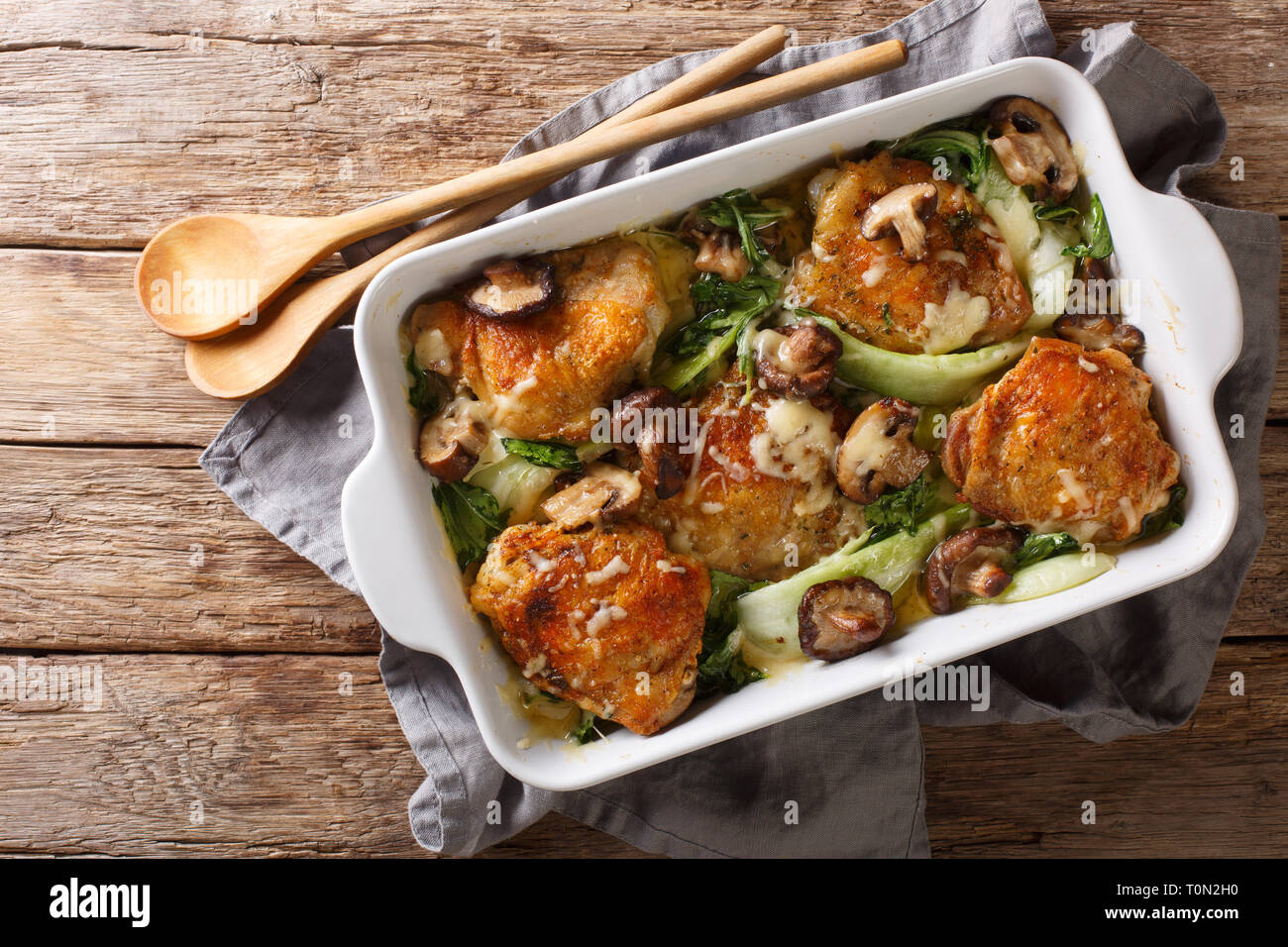 Hühnerkeule mit Baby Bok Choy, Shiitake Pilze und Käse Sauce in einem rustikalen Stil close-up auf dem Tisch. horizontal oben Ansicht von oben Stockfoto