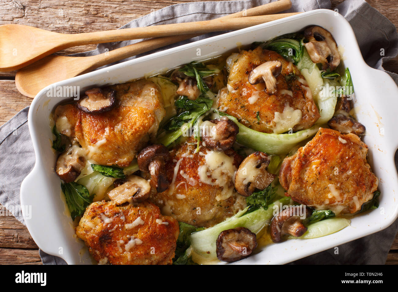 Hühnerkeule mit Baby Bok Choy, Shiitake Pilze und Käse Sauce in einem rustikalen Stil close-up auf dem Tisch. horizontal oben Ansicht von oben Stockfoto