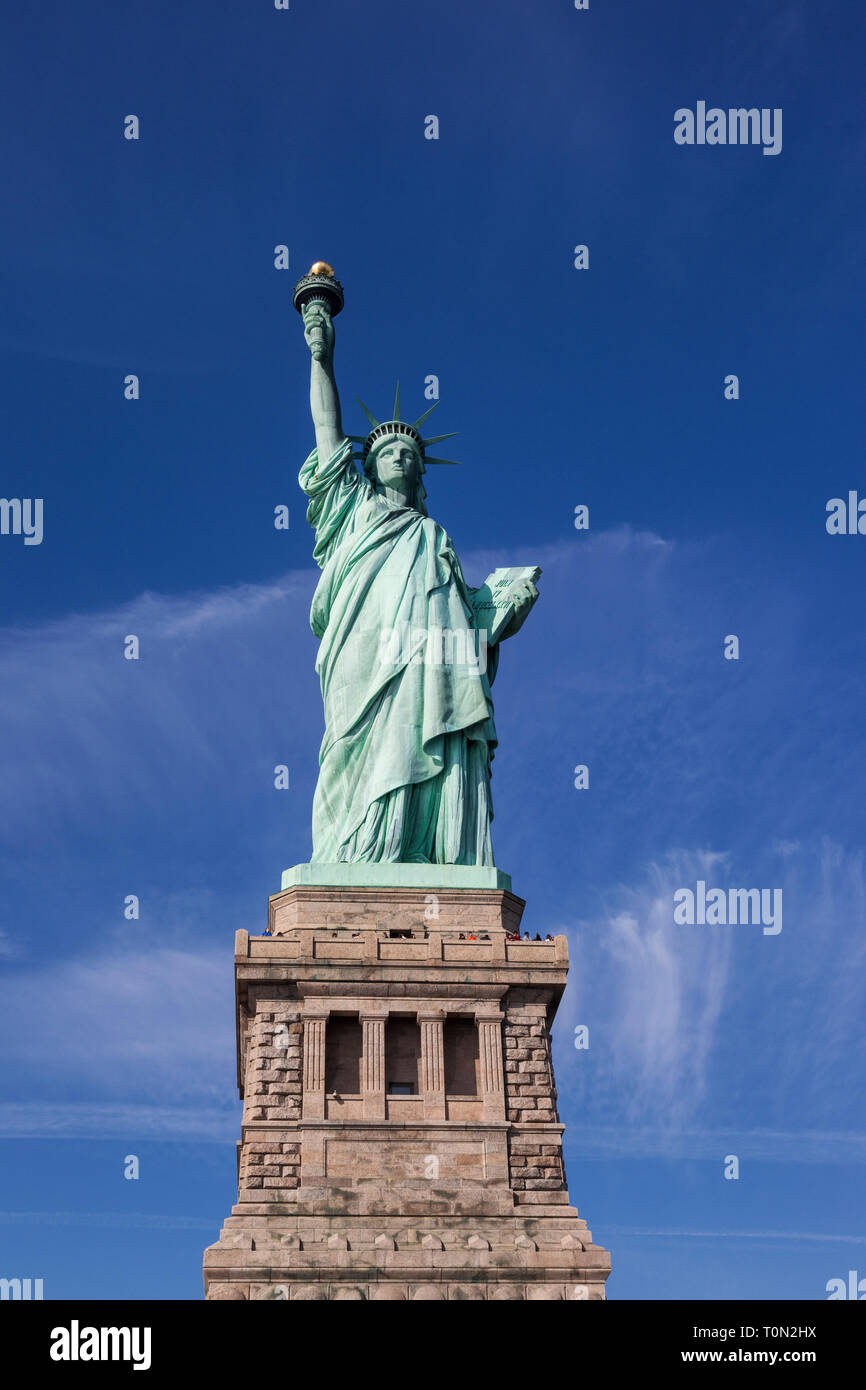 Vorderansicht des Freiheitsstatue National Monument und des Pedestals vor blauem Himmel, New York City, die Vereinigten Staaten von Amerika, USA Stockfoto