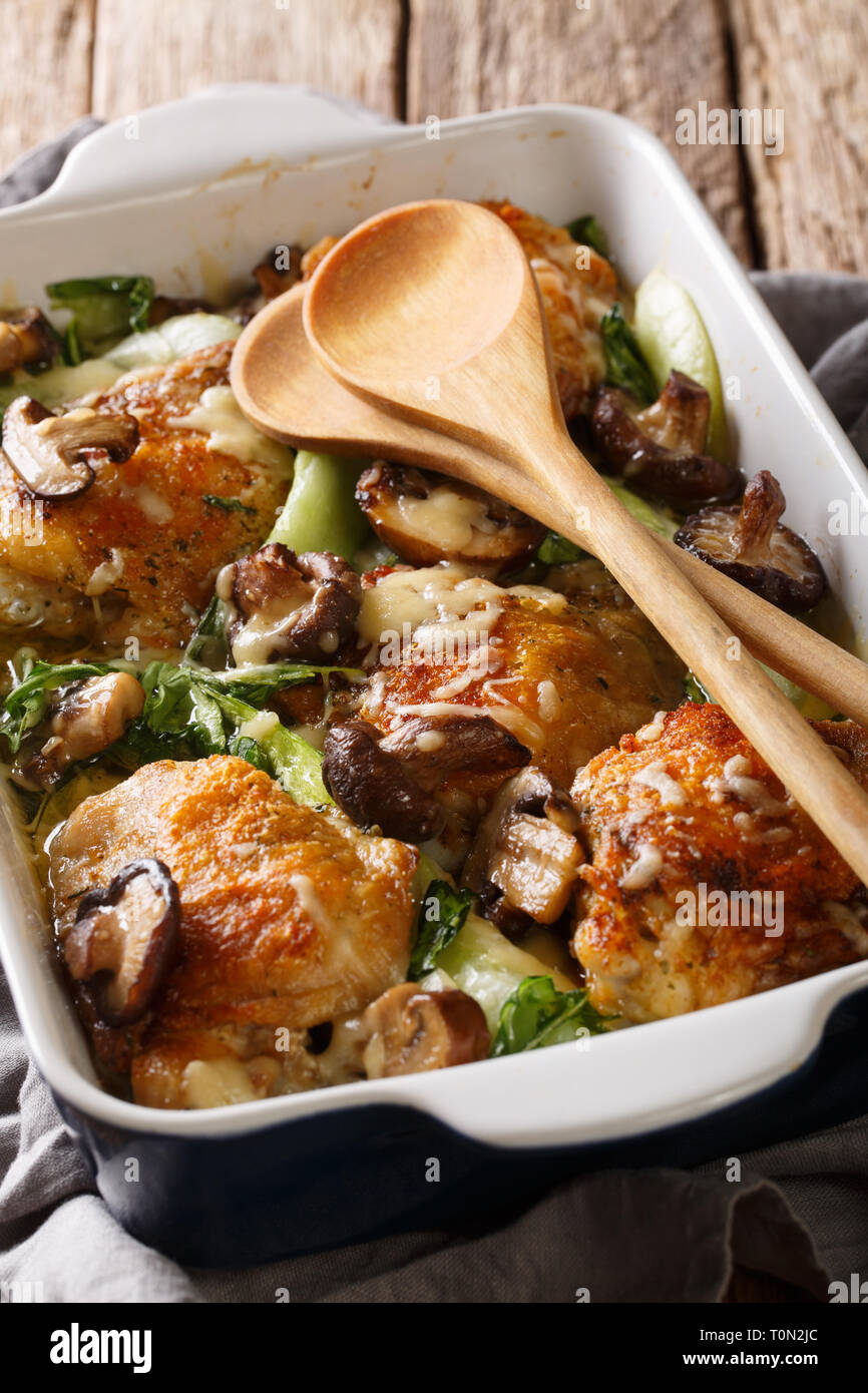 Einfach erstickt Huhn mit Bok Choy und Pilze close-up auf den Tisch. Vertikale Stockfoto