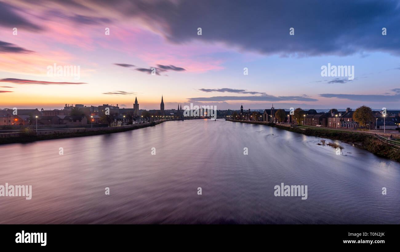 Die Aussicht von Friar's Bridge in Inverness bei Sonnenaufgang. Stockfoto