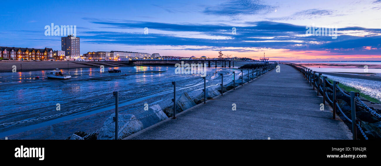 Ein Panoramablick von Neptun's Arm Wellenbrecher auf Herne Bay Seafront in der Abenddämmerung. Stockfoto