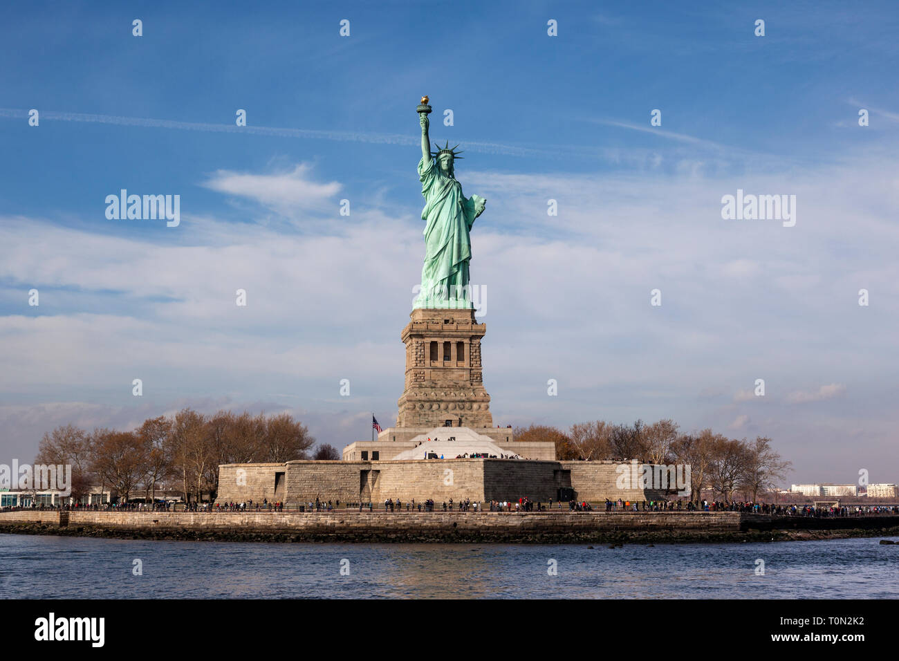 Freiheitsstatue National Monument auf Liberty Island, New York Harbour, New York, die Vereinigten Staaten von Amerika. Vorderansicht, USA Stockfoto