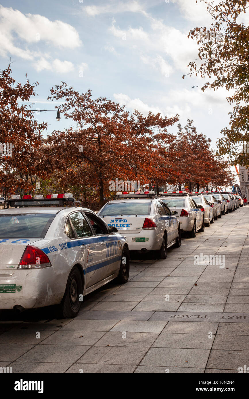 NYPD - New York City Police Department Autos in einer Reihe geparkt, New York City, die Vereinigten Staaten von Amerika. USA Stockfoto