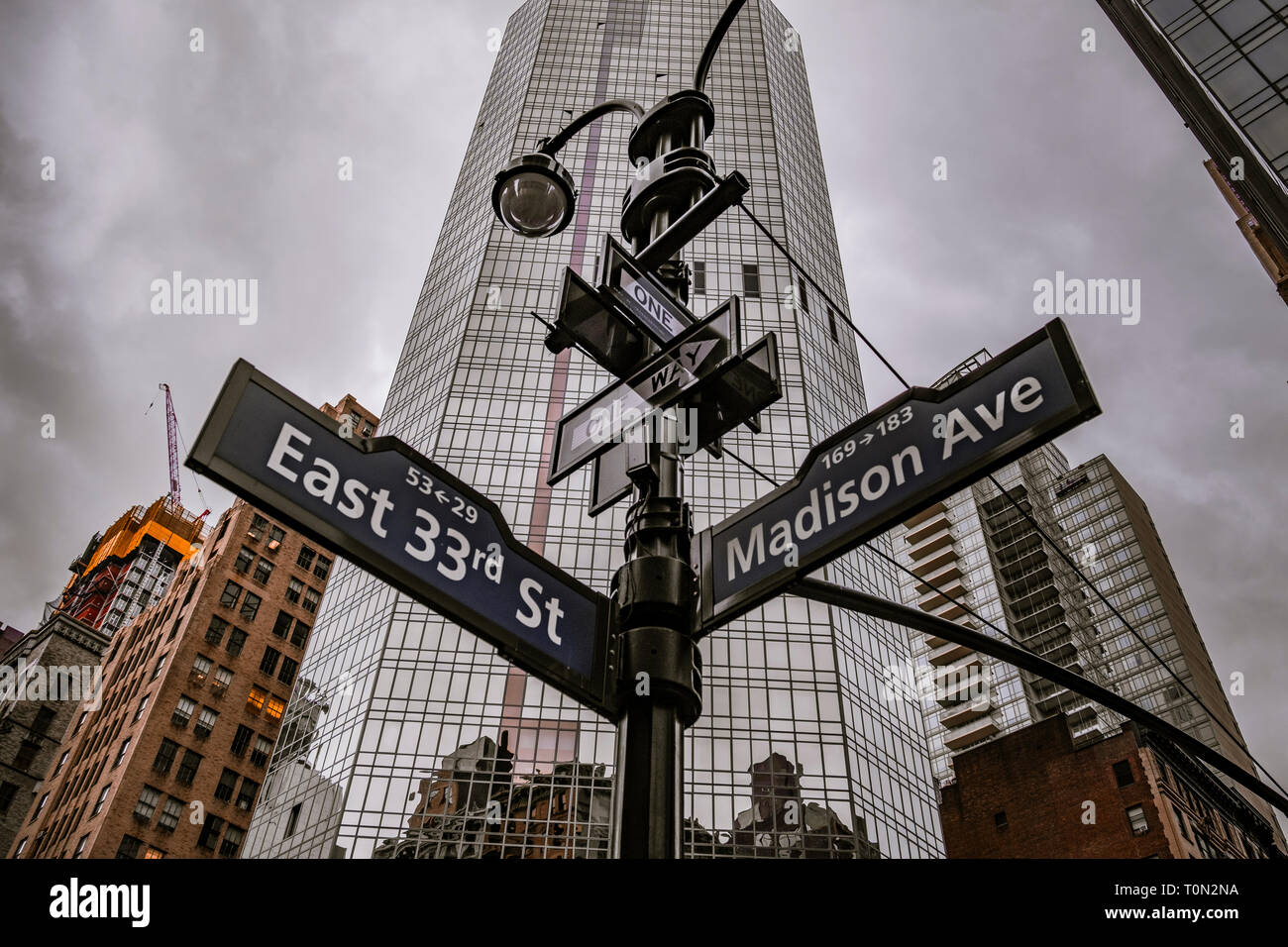 Ein straßenschild in New York City mit einem Glas Hochhaus im Hintergrund. Stockfoto