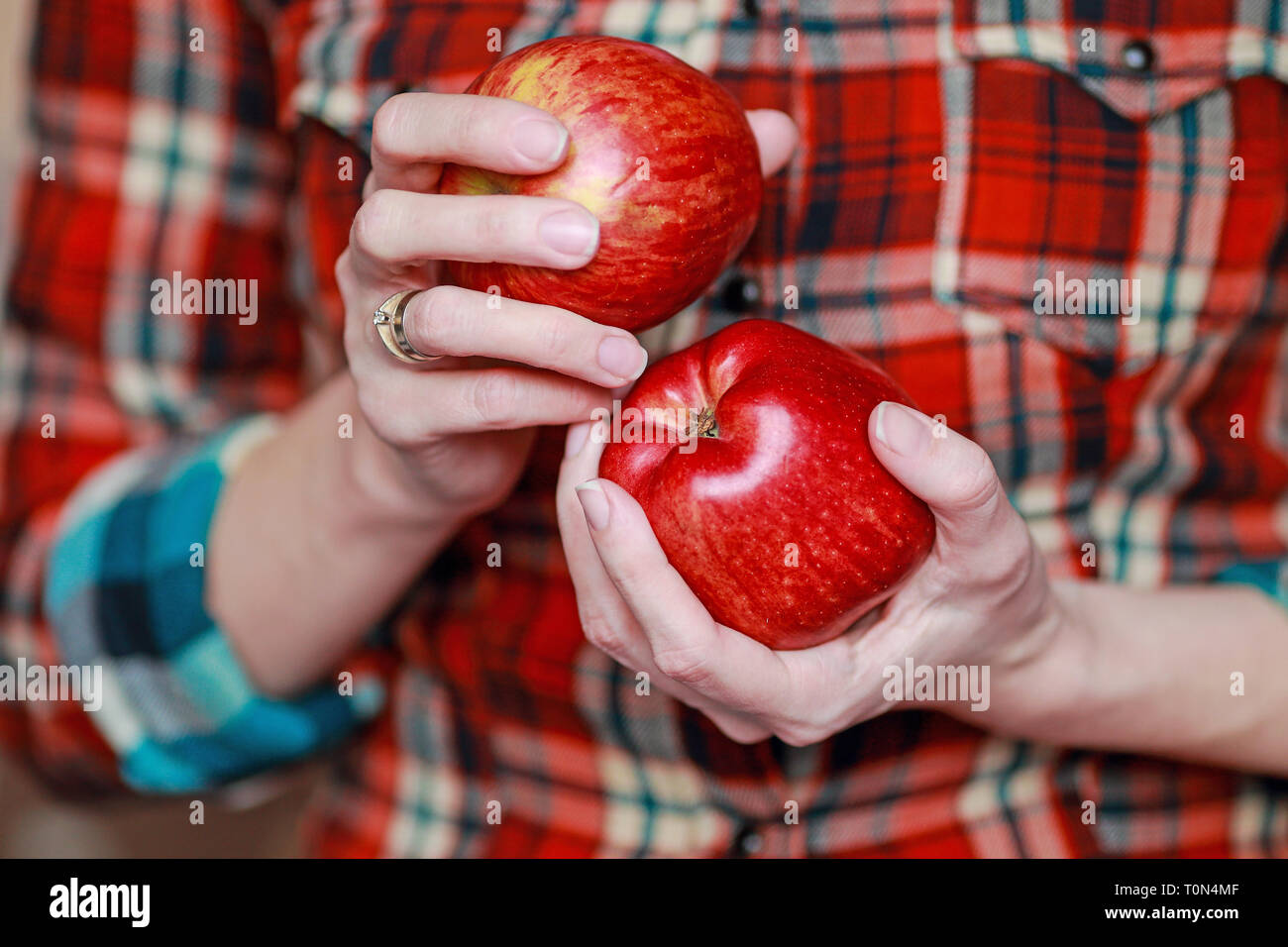Rot saftige Äpfel in Ihren Händen Stockfoto