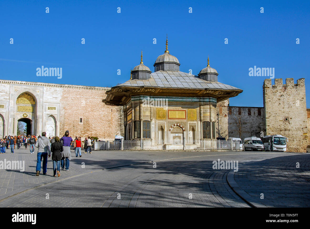 Istanbul, Türkei, 19. Januar 2014: III. Ahmet Brunnen ist ein osmanischer Brunnen im Topkapi Palace im Stadtteil Sultanahmet in Istanbul. Stockfoto