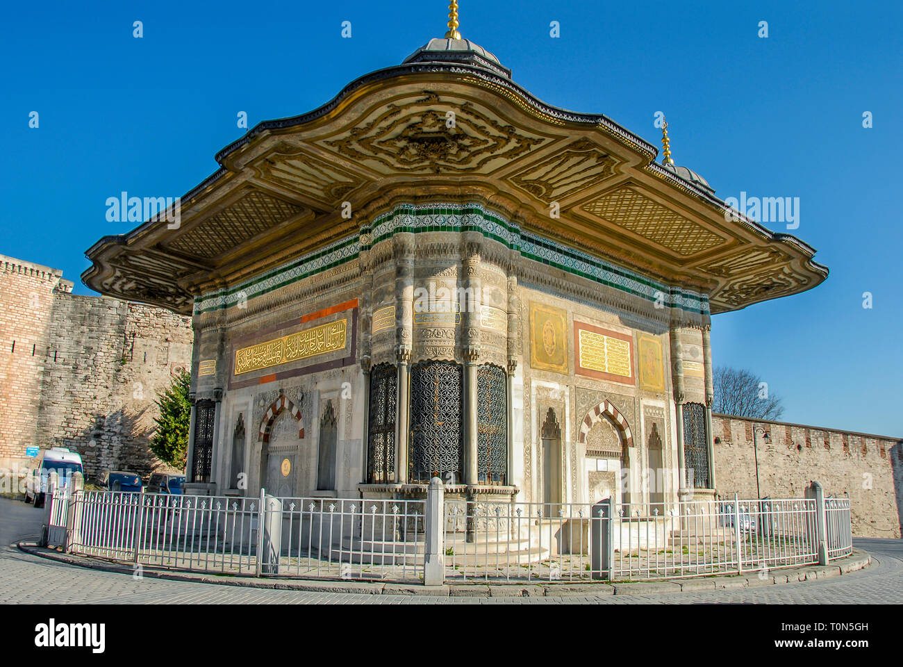 Istanbul, Türkei, 19. Januar 2014: III. Ahmet Brunnen ist ein osmanischer Brunnen im Topkapi Palace im Stadtteil Sultanahmet in Istanbul. Stockfoto