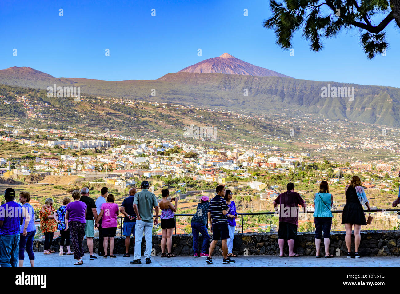 Touristen, die in den Blick über La Orotava von Mirador La Resbala in Richtung Teide, Teneriffa, Kanarische Inseln mount Stockfoto
