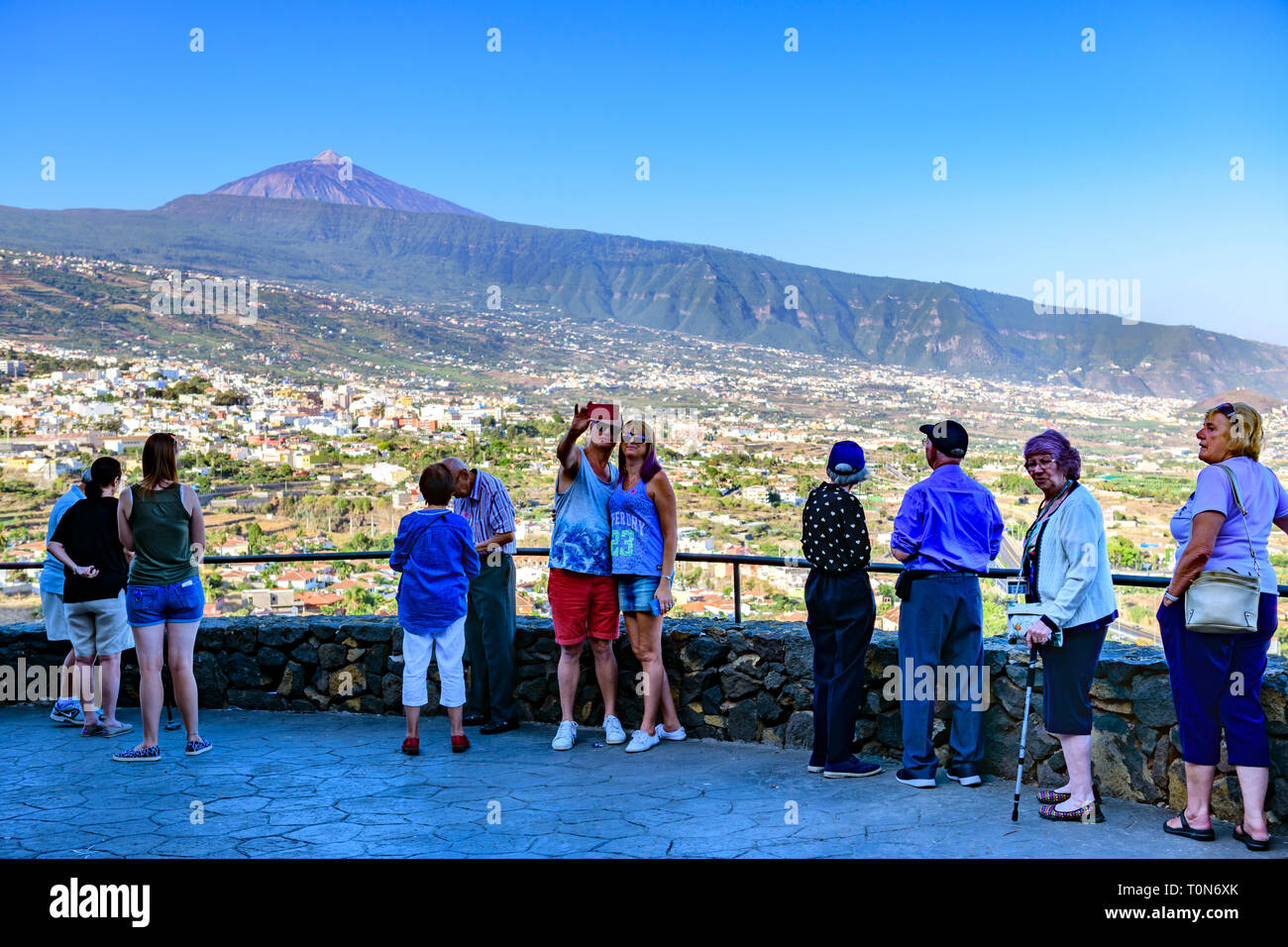 Touristen, die in den Blick über La Orotava von Mirador La Resbala in Richtung Teide, Teneriffa, Kanarische Inseln mount Stockfoto