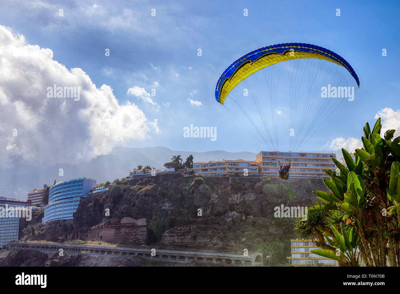 Gleitschirmfliegen in Puerto de la Cruz, Teneriffa, Kanarische Inseln Stockfoto