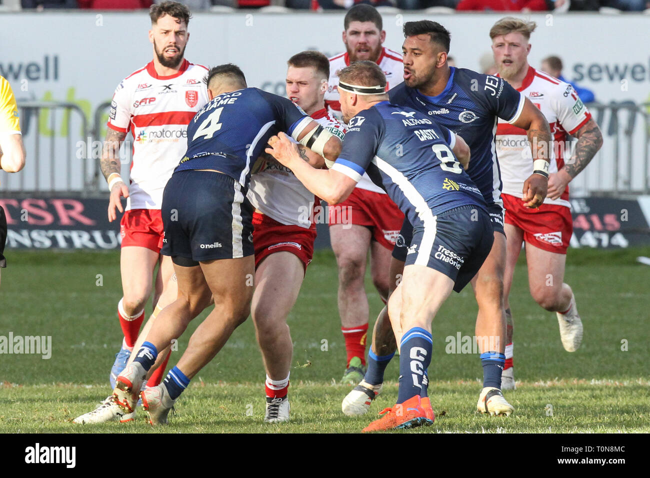 17. März 2019, kcom Craven Park, Hull, England; Betfred Super League, Runde 6, Rumpf Kr vs Katalanen Drachen; Adam Saatkrähen von (31) Hull Kingston Rovers wird von Brayden Wiliame (4) der Katalanen Drachen und Remi Casty (8) der Katalanen Drachen Credit: David Grieben/News Bilder in Angriff genommen Stockfoto