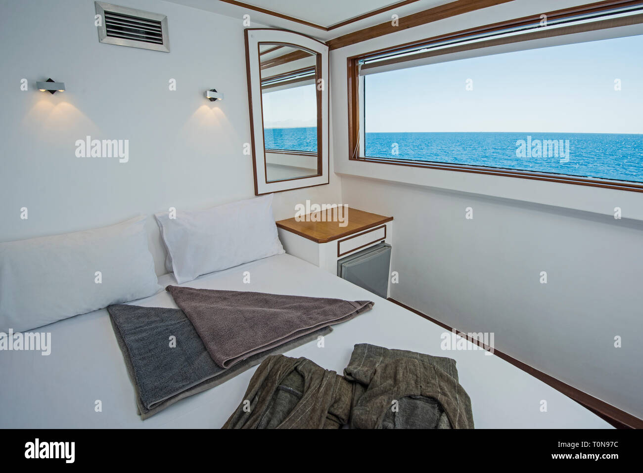 Doppelbett in der Kabine eines luxuriösen privaten Yacht mit Meerblick Stockfoto