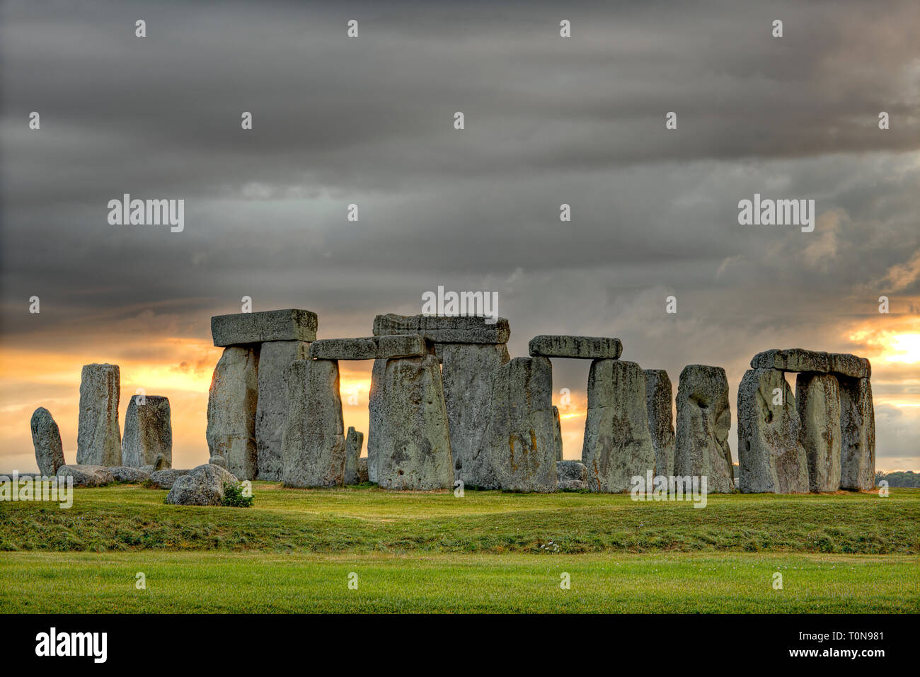 Grossbritannien, England, Wiltshire. Stonehenge unter stürmischen Himmel bei Sonnenuntergang. Stockfoto