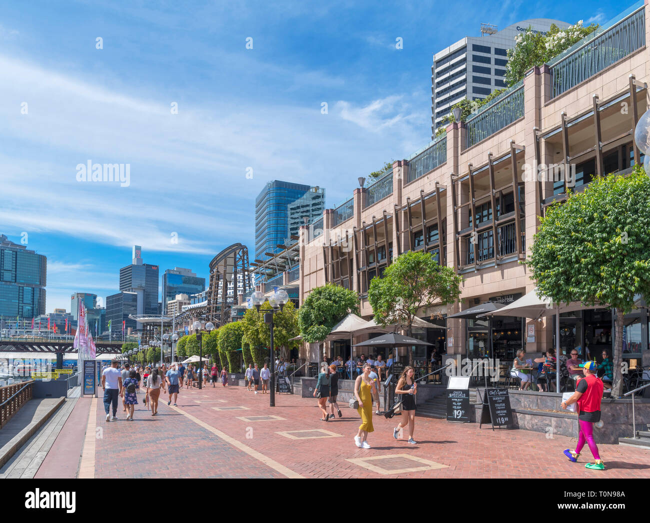 Geschäfte und Restaurants an der Cockle Bay Wharf, Darling Harbour, Sydney, Australien Stockfoto