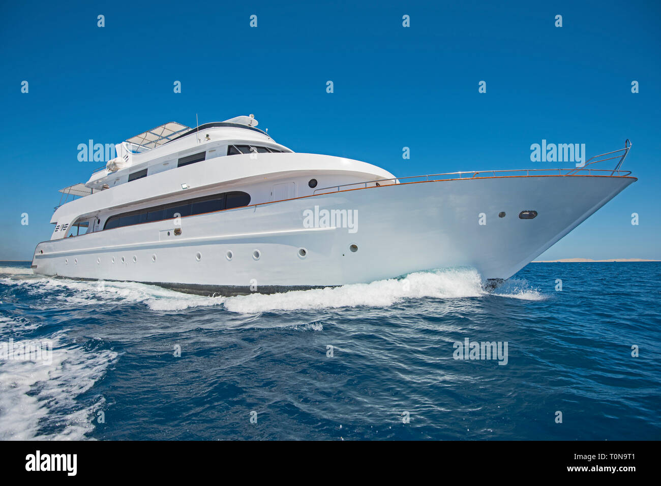 Großen Luxus Motoryacht unterwegs, Segeln auf tropischen Meer Ozean mit blauem Himmel Hintergrund Stockfoto
