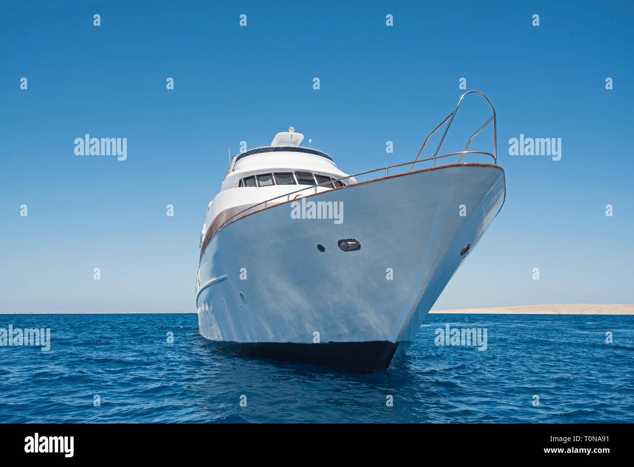 Der Bogen der großen Luxus Motor Yacht segeln auf tropischen Meer Ozean mit blauem Himmel Hintergrund Stockfoto