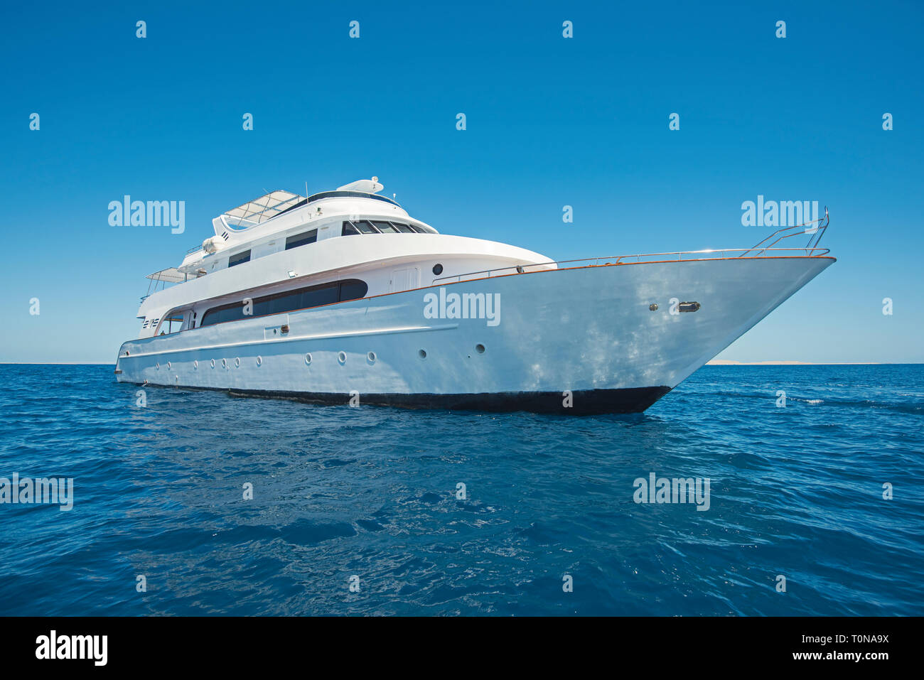 Großen Luxus Motor Yacht segeln auf tropischen Meer Ozean mit blauem Himmel Hintergrund Stockfoto