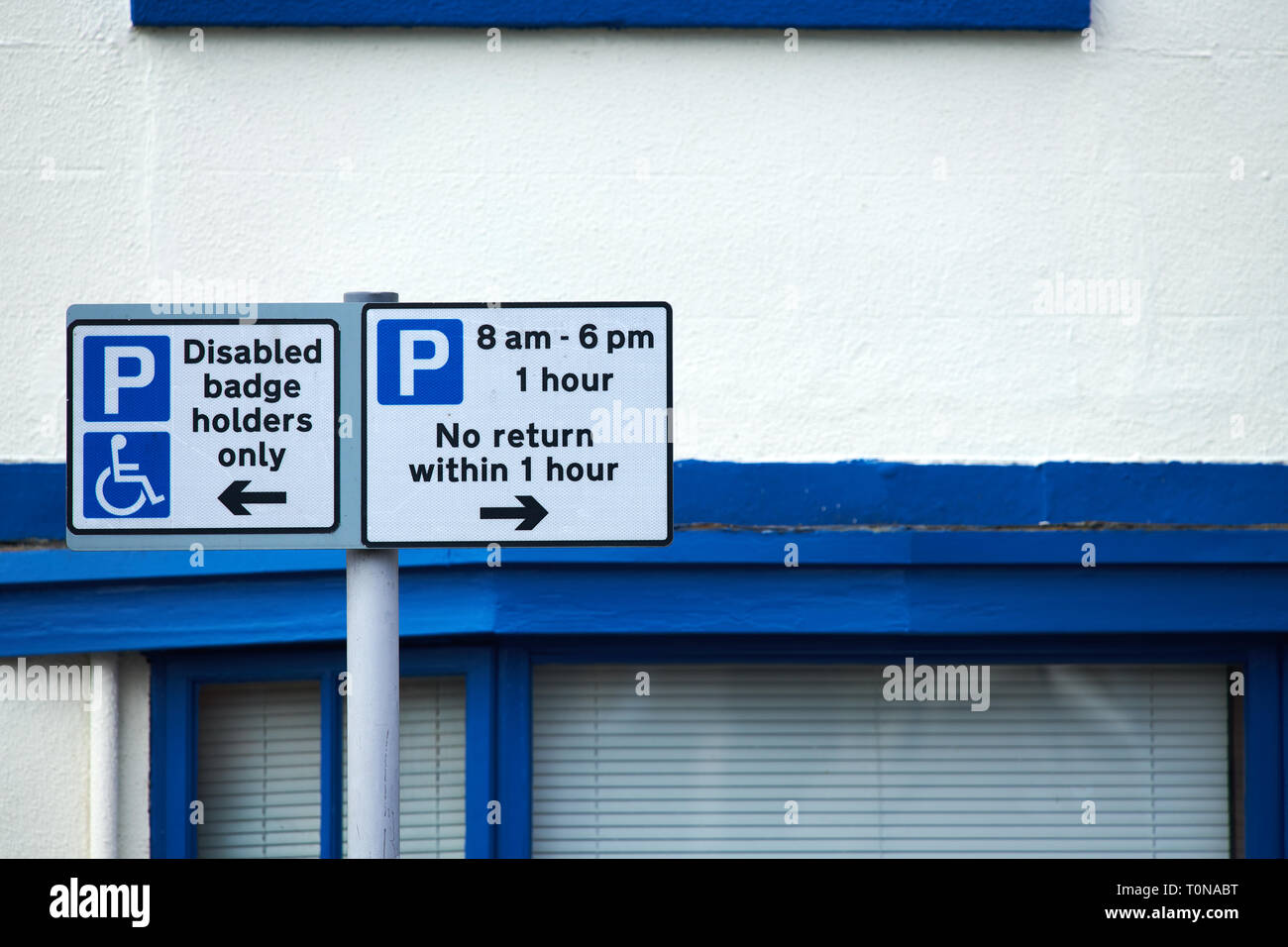Hinweise Übersicht Parkplätze für Behinderte Behindertenausweis und Parkplätze mit einer Frist von einer Stunde. Stockfoto