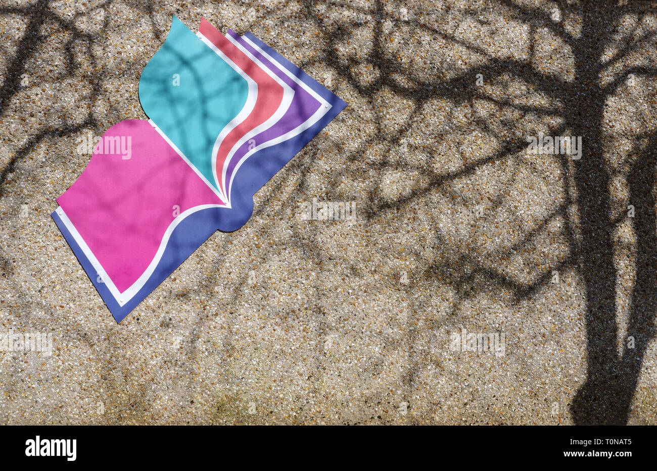 Baum Schatten auf Bibliothek Wand mit Buch Grafik Stockfoto