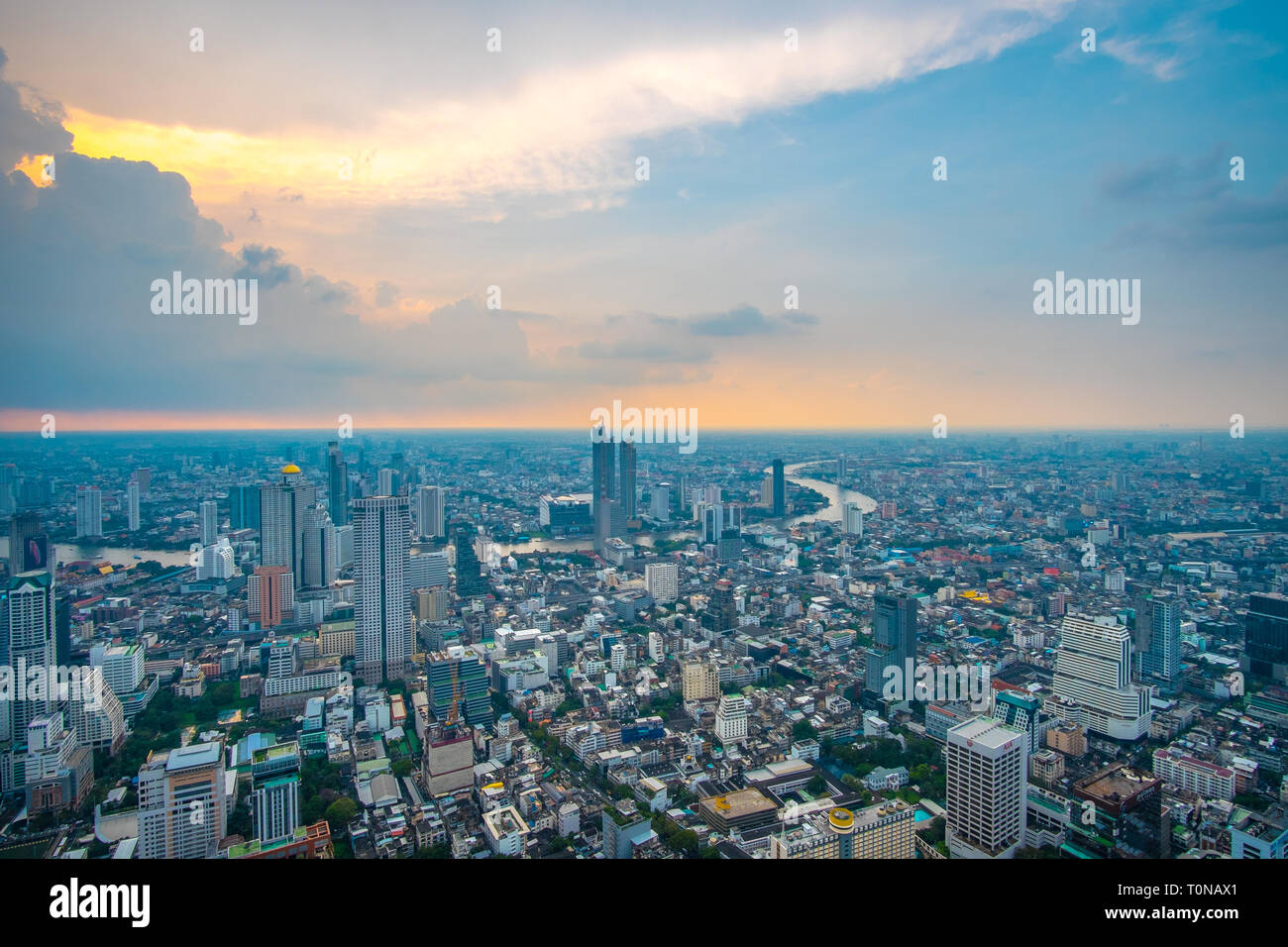 Panoramablick auf die Stadt Bangkok während der Dämmerung Himmel. Luftaufnahme der Stadt Bangkok - Thailand. Stockfoto