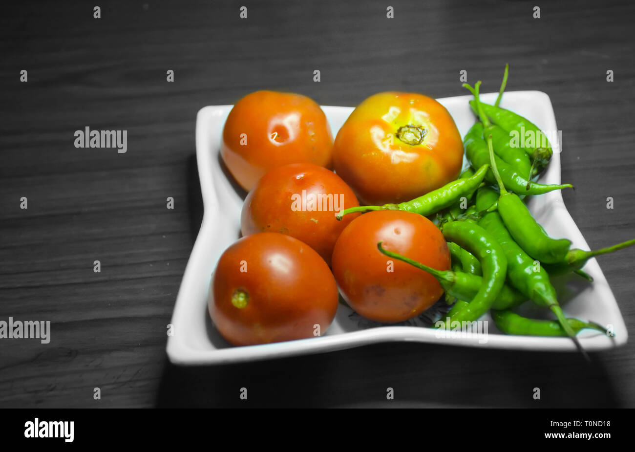 Rote und grüne Gemüse auf dem Tisch Stockfoto