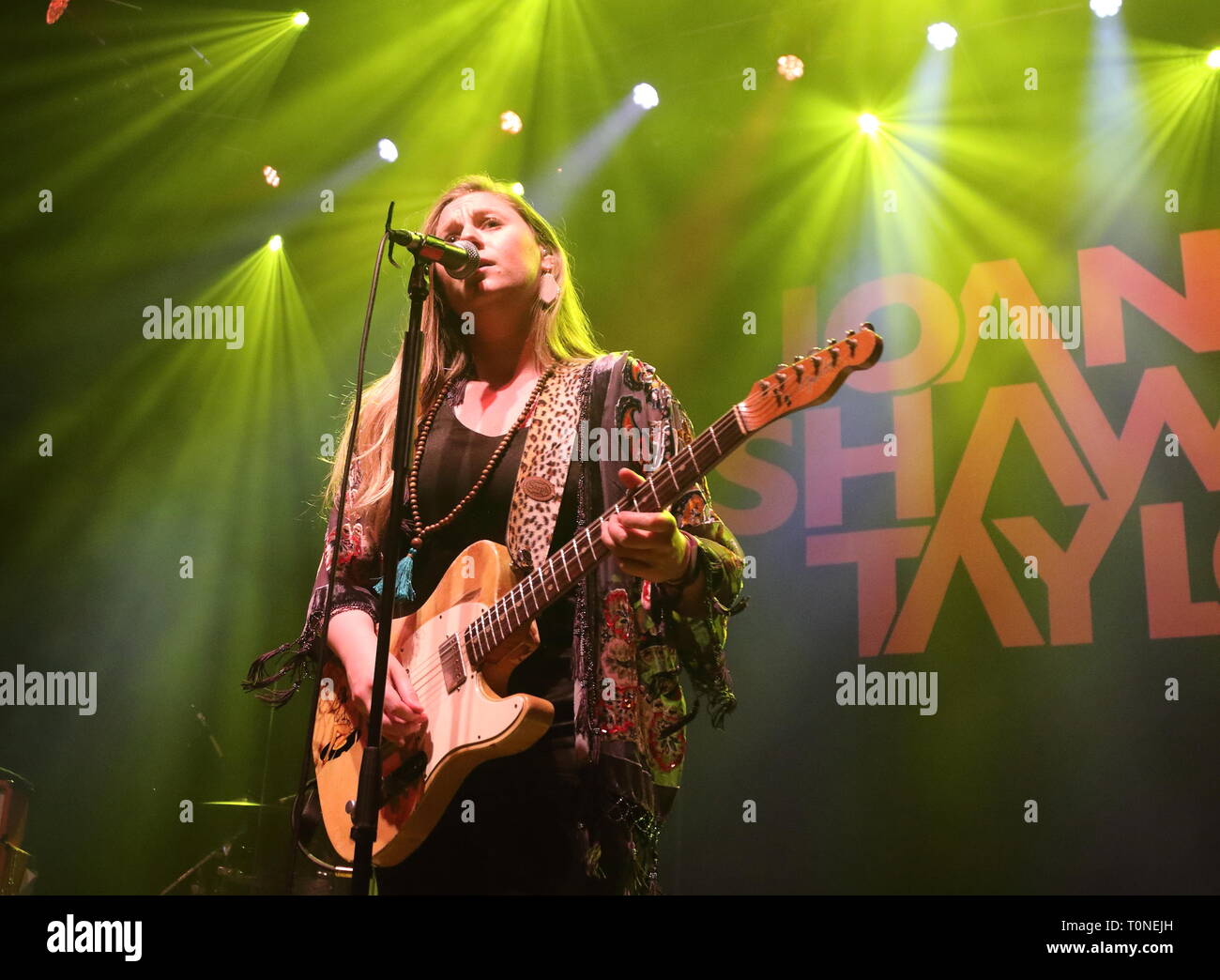 Top British Blues Gitarrist Joanne Shaw Taylor gesehen während ihrer rücksichtslosen Herzen Tour bei O2 Shepherd's Bush Empire. Stockfoto