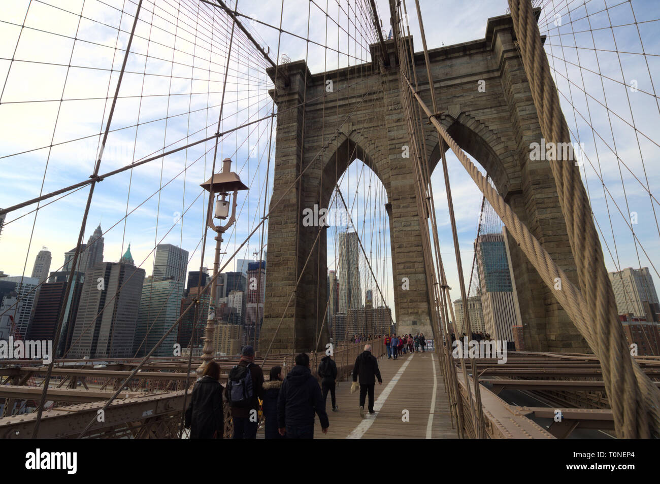 Brooklyn Bridge, zeigt eine Nahaufnahme des Support Kabel entlang der Promenade, New York City, New York Stockfoto