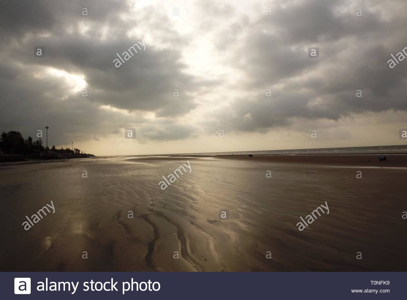 Reflexion der Himmel am frühen Morgen am Meer Strand Stockfoto