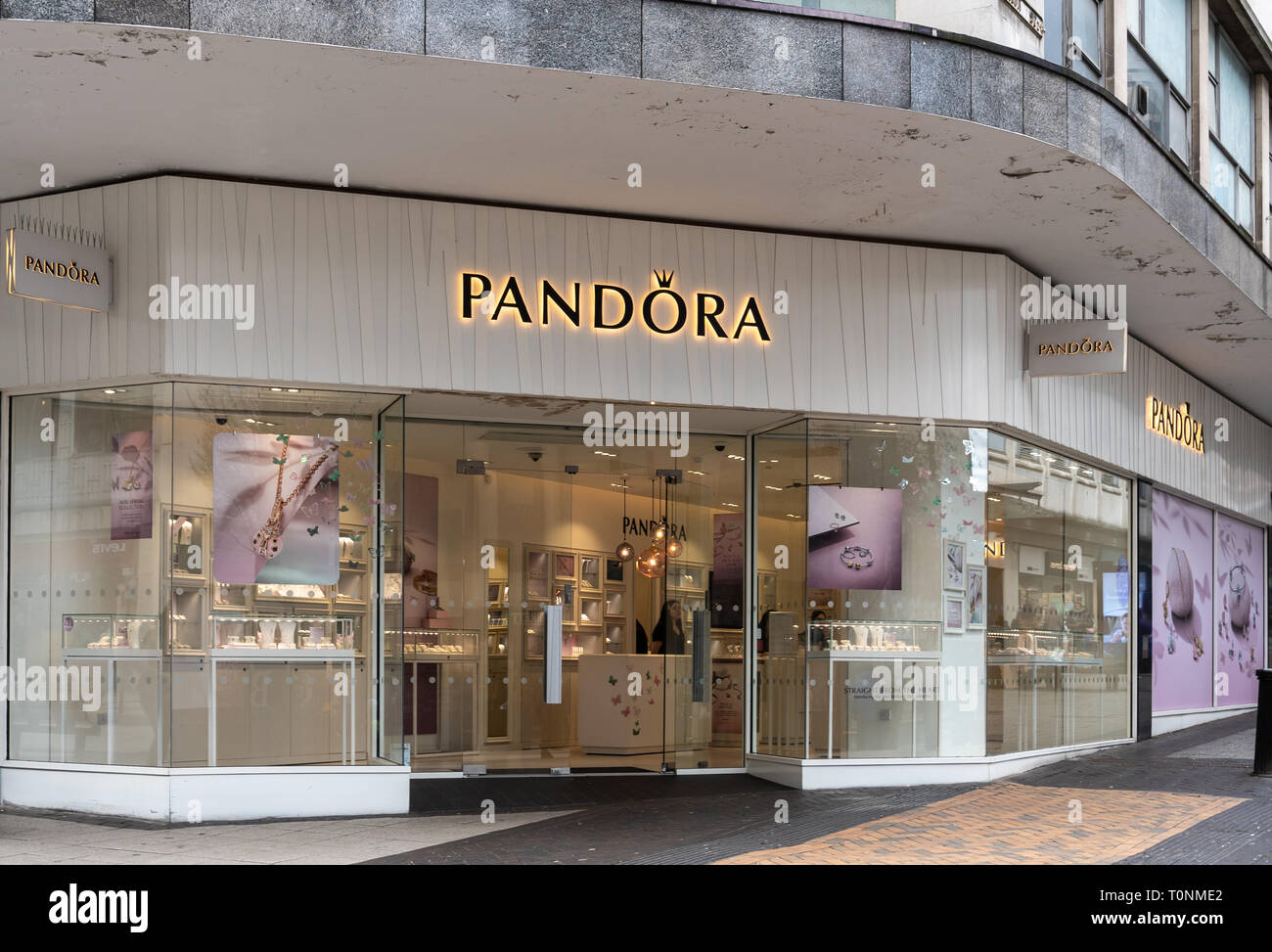 Birmingham, England - 17. März 2019: Der Pandora Juweliere Shop in der High Street Stockfoto