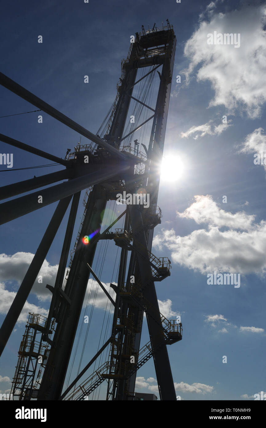 DP World London Gateway, Stanford le Hope, Essex. Kai Kran mit Hintergrundbeleuchtung durch Sonne, blauer Himmel und flauschige Wolken. Bild Steve O'Connell 23-09-2015 Stockfoto