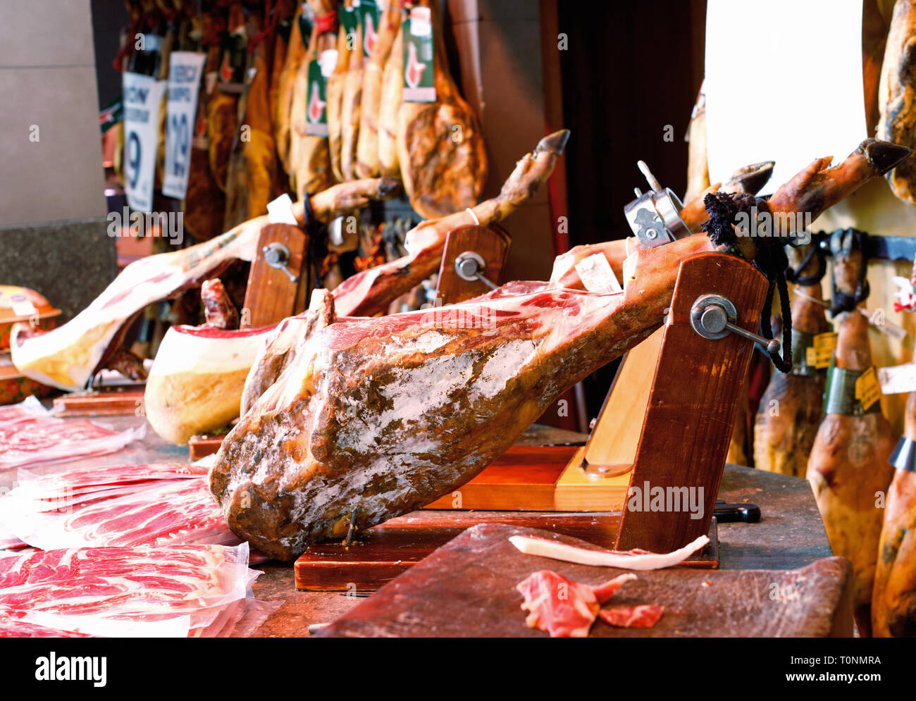 Beine der traditionellen Leckeres appetitlich Spanischer jamon auf hölzernen jamoneras Bereit zum Verkauf in kleinen Shop behoben Stockfoto