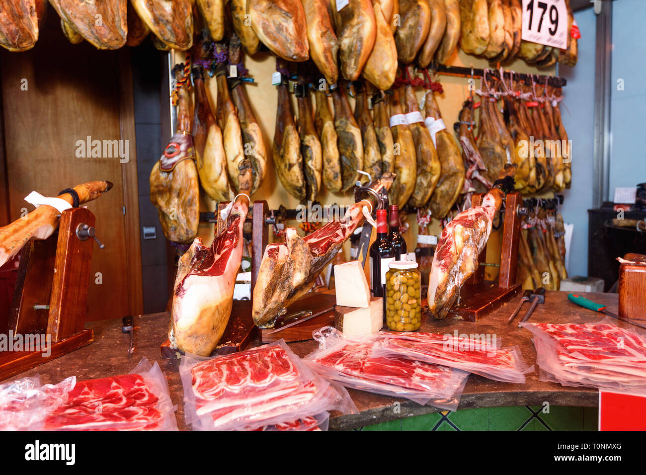 Auswahl an traditionellen Lecker schmackhafte spanische Fleisch Shop mit baumelnden Beinen jamon und Umschließungen mit Schinken Stockfoto