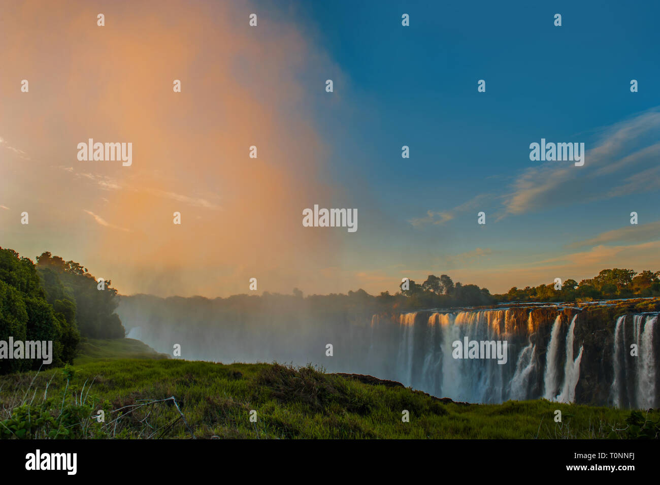 Victoria Falls Sunset Wasserfall Nebel Wand Stockfoto