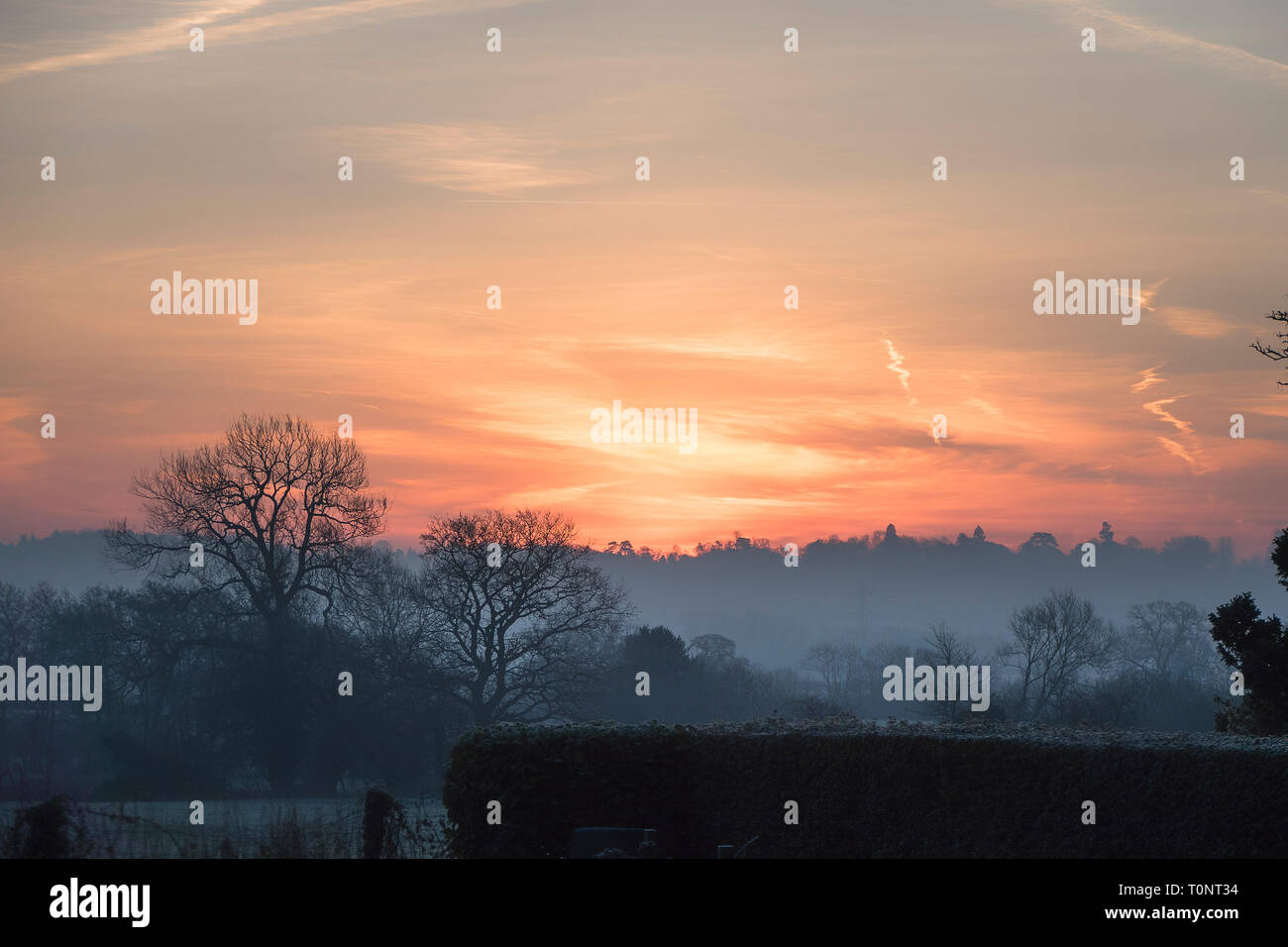 Dämmerung Himmel über Devizes Wiltshire England Großbritannien im Januar Stockfoto