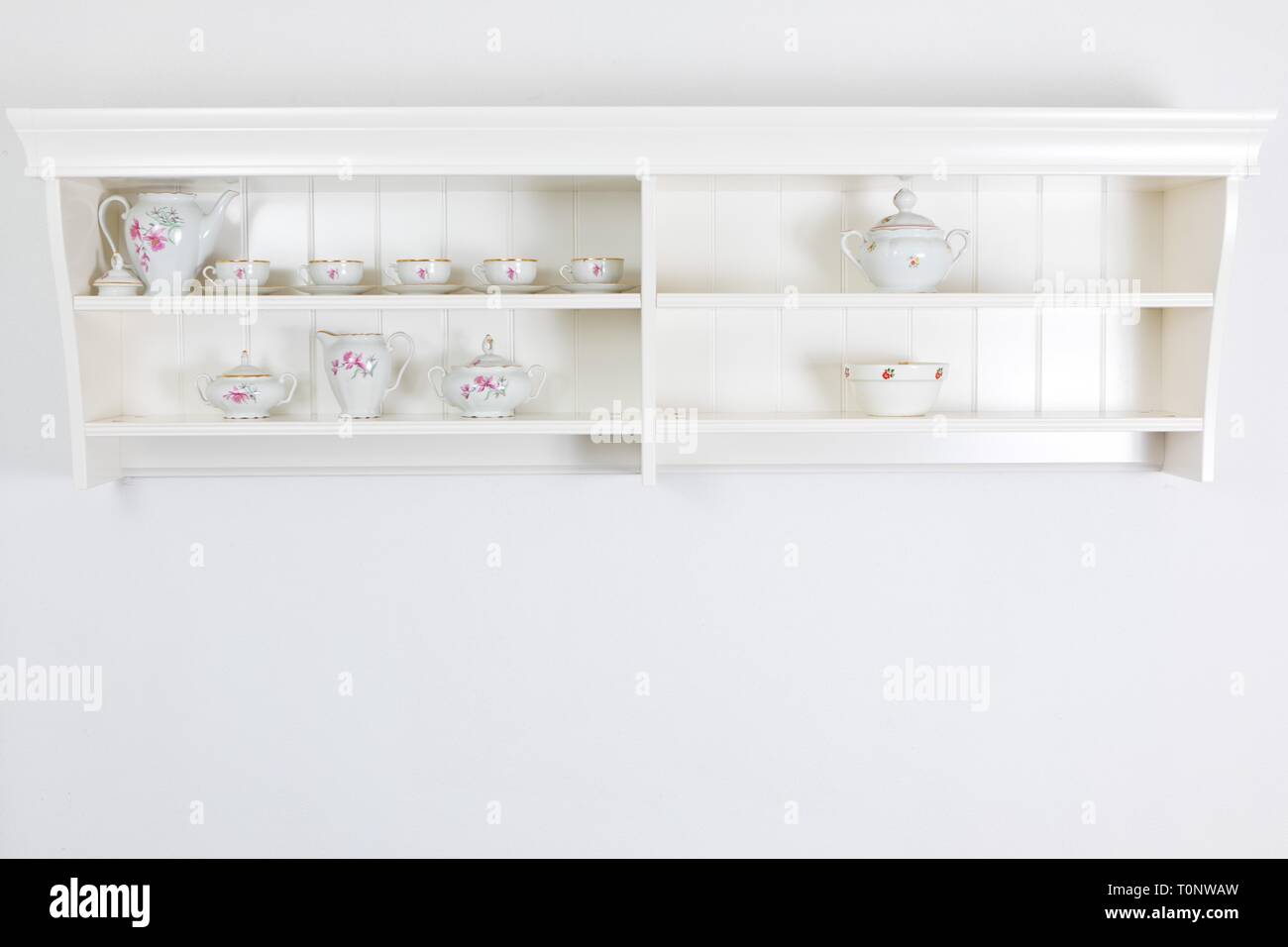 Weißer Tee Regal mit Tassen Tee Teller auf der Wand. Weiße Wand mit  Freiraum für Text oder Highlights - Begriff Stockfotografie - Alamy